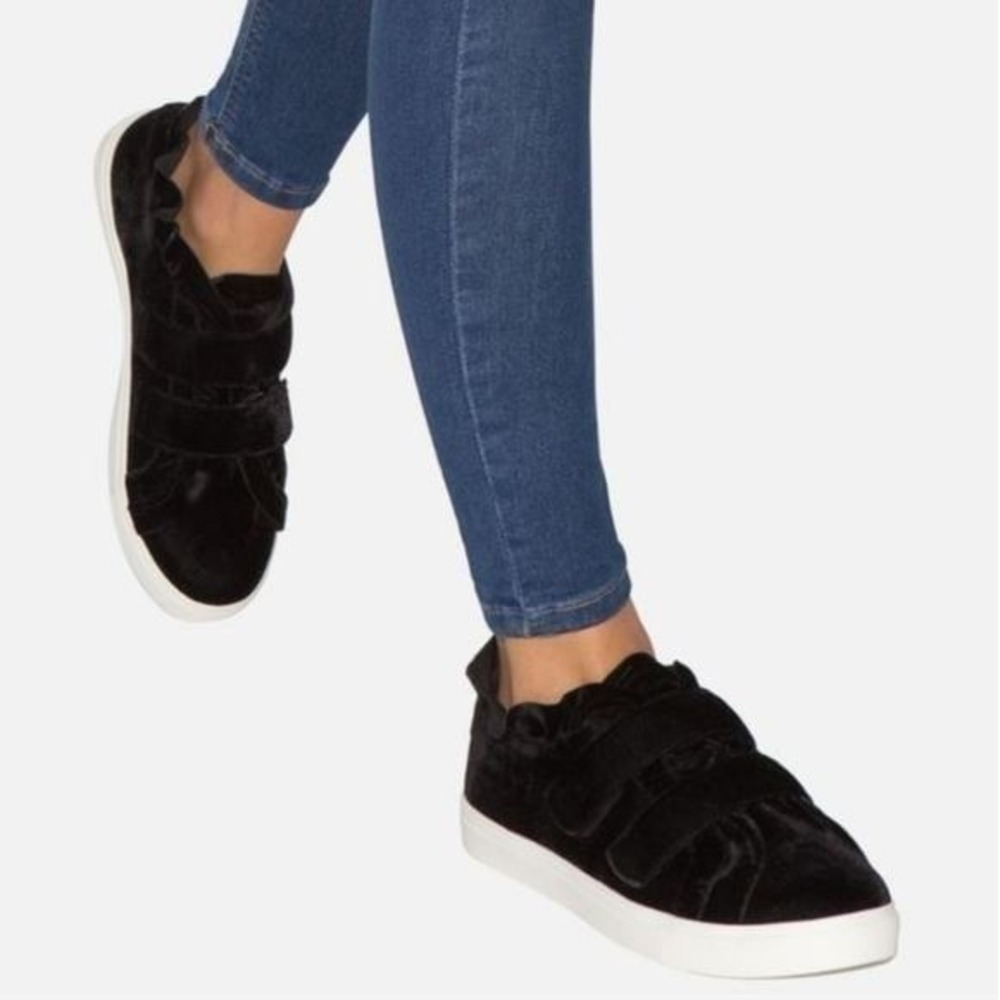 Shoe Dazzle Yolanda velvet Sneakers Ruffle Trim Low Top Casual Shoes Size 6.5